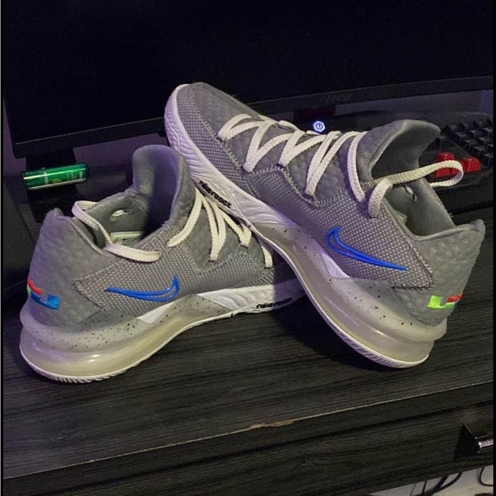 Lebron 17 Low Particle Grey size Mens 9